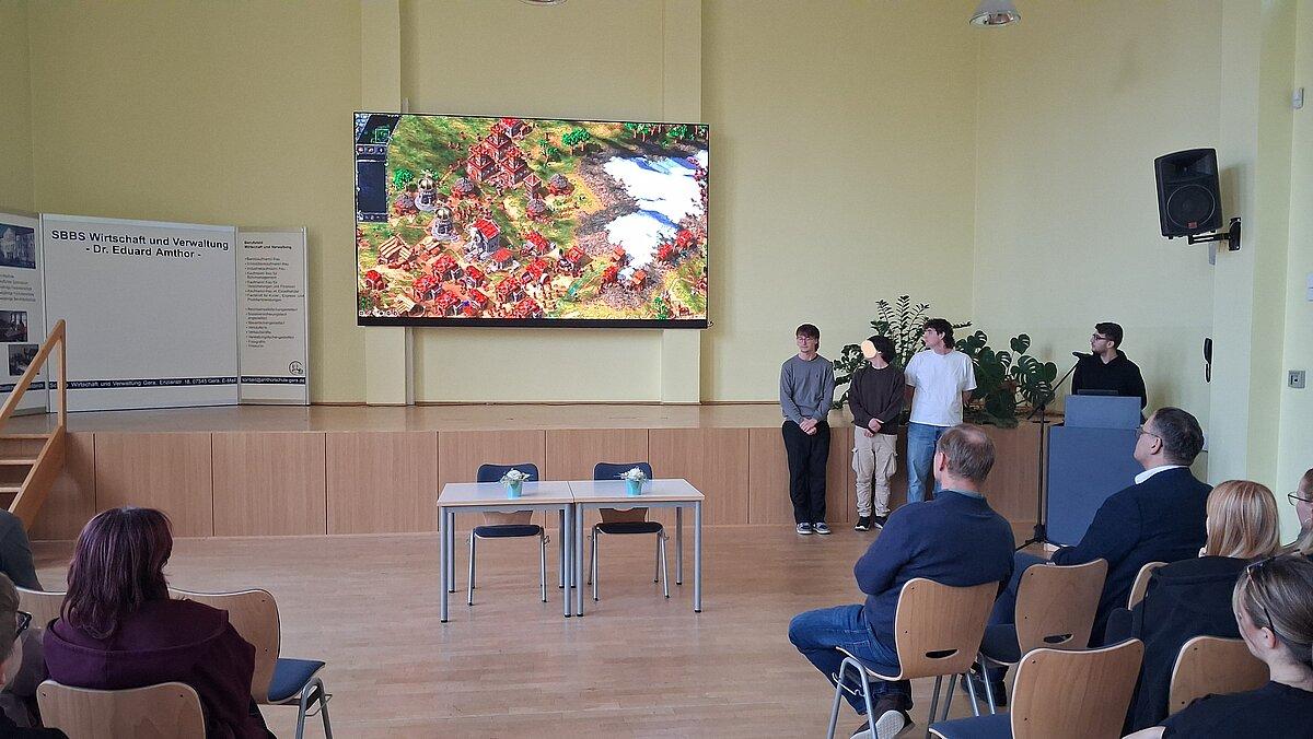 Schüler in der Aula weihen Videowall ein. © Stadtverwaltung Gera