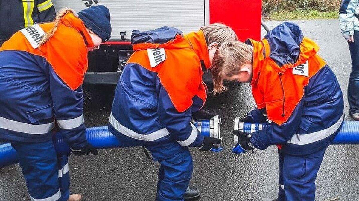 Die Jugendfeuerwehr verbindet zwei Schläuche miteinander