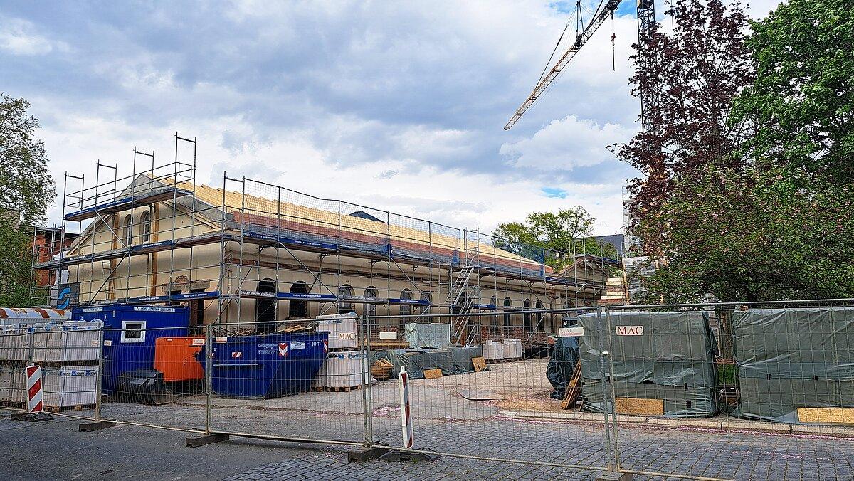 Der neue Dachstuhl der Puppenbühne wird gestellt. © Stadt Gera