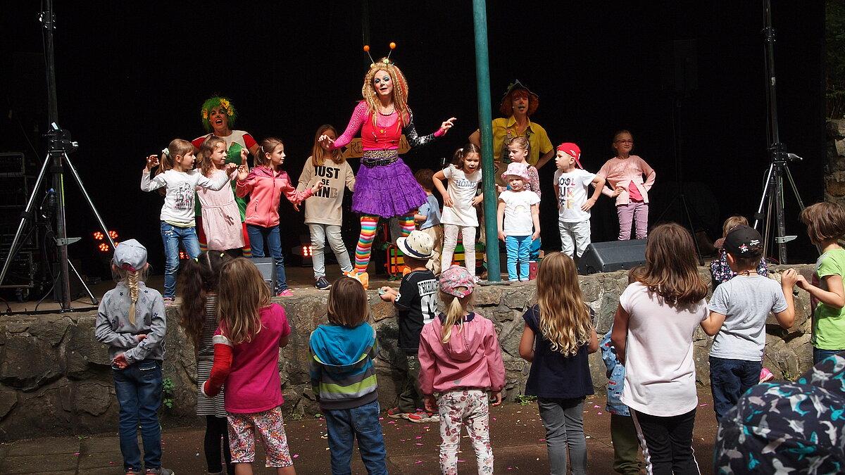 Frau die für kleine Kinder tanzt