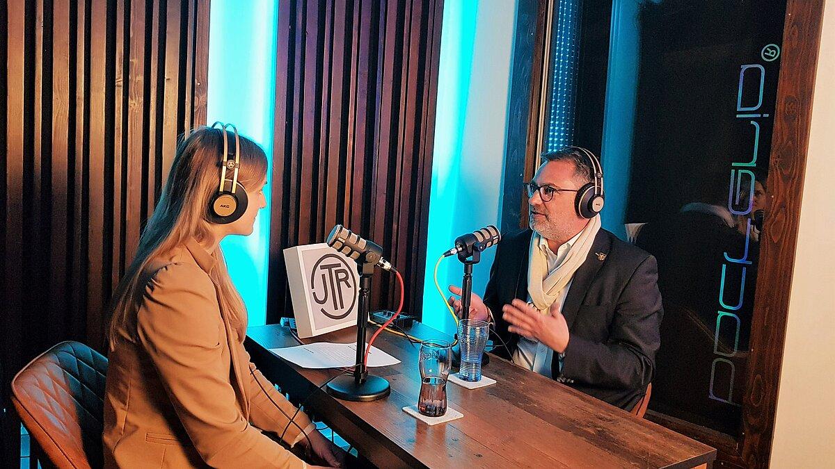 Oberbürgermeister Julian Vonarb und Morderatorin Julia Heidel sitzen im Tonstudio
