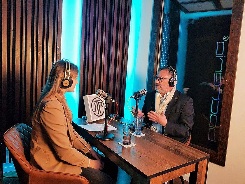 Oberbürgermeister Julian Vonarb und Morderatorin Julia Heidel sitzen im Tonstudio