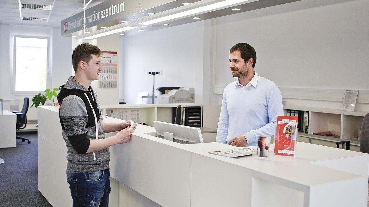 Ein junger Mann informiert sich im Berufsinformationszentrum. . © Gewerbliche Berufsschule 
