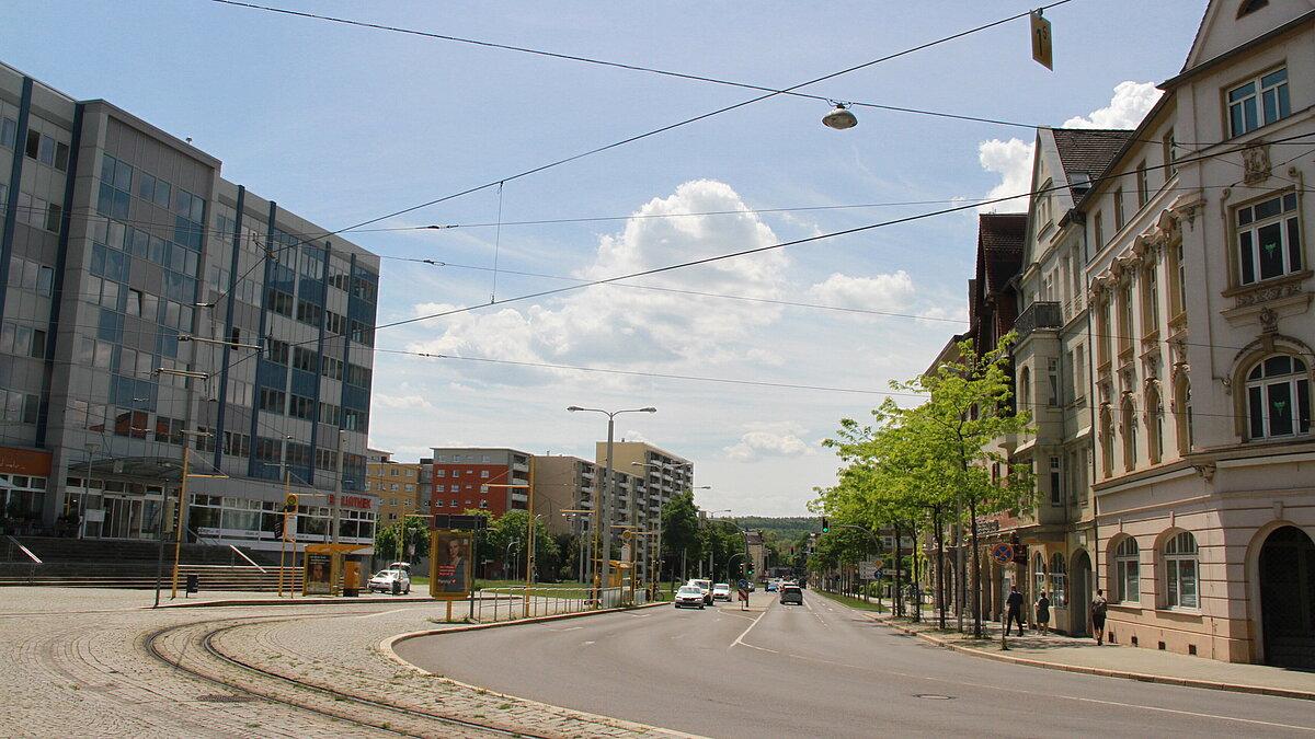 Eine zweispurige Straße mit Straßenbahntrasse. © Stadt Gera