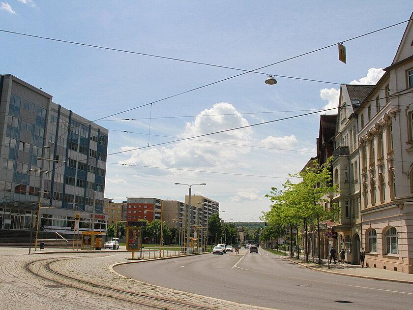 Eine zweispurige Straße mit Straßenbahntrasse. © Stadt Gera