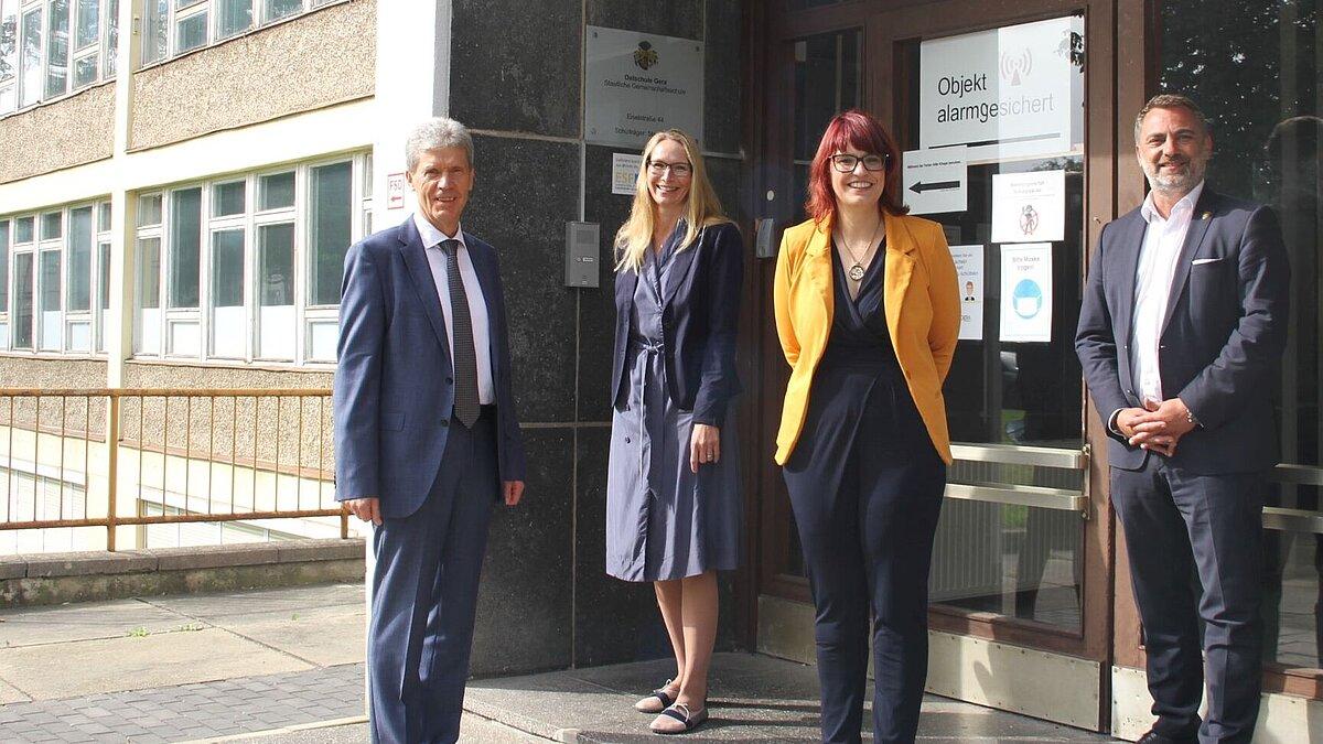 Helmut Holter (Thüringens Minister für Bildung, Jugend und Sport), Sandra Wanzar (Beigeordnete für Jugend und Soziales), Doreen Amberg (Schulleiterin Ostschule Gera – Europaschule), Julian Vonarb (Oberbürgermeister der Stadt Gera). © Stadt Gera