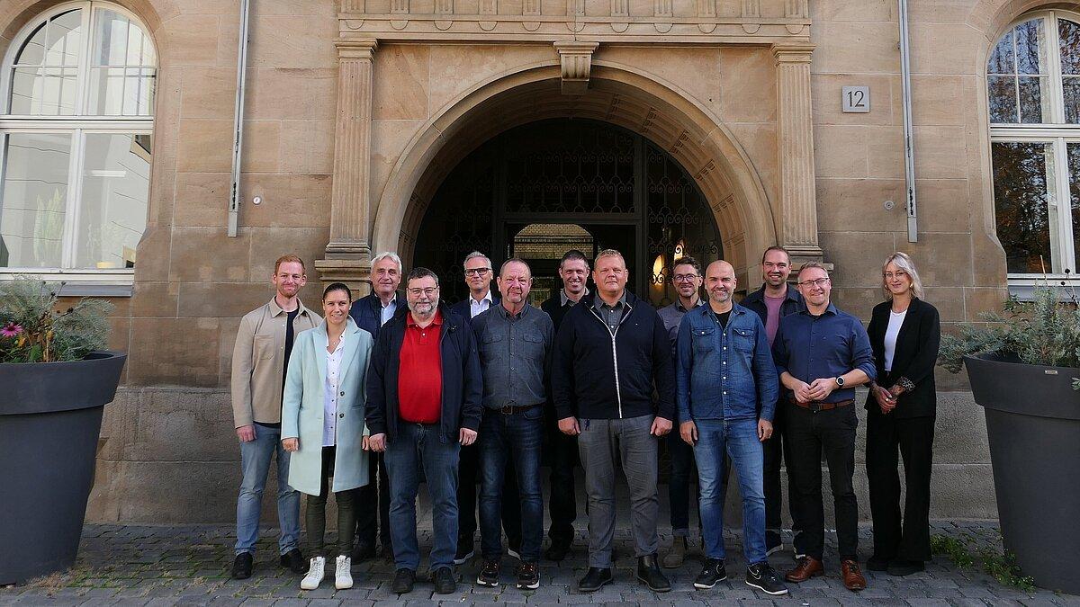 Viele Personen die ein Gruppenbild vor einem Gebäude machen. © Stadt Gera