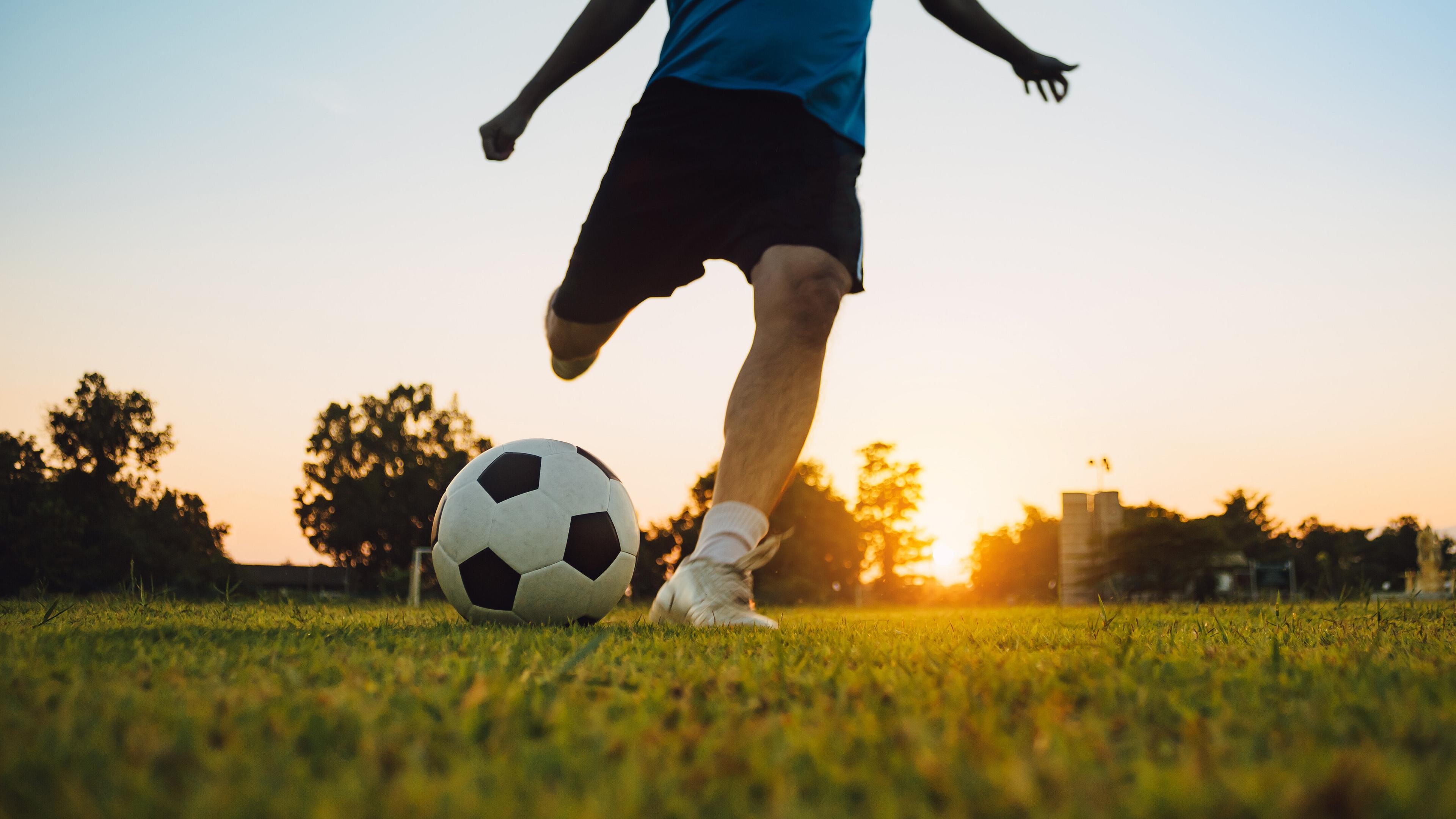 Ein Fußballspieler beim Schuss. © nateejindakum - stock.adobe.com