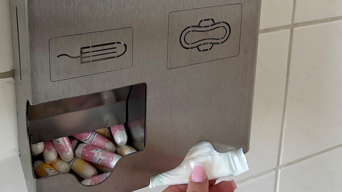 Alu-Spender mit Binden und Tampons. © Stadt Gera