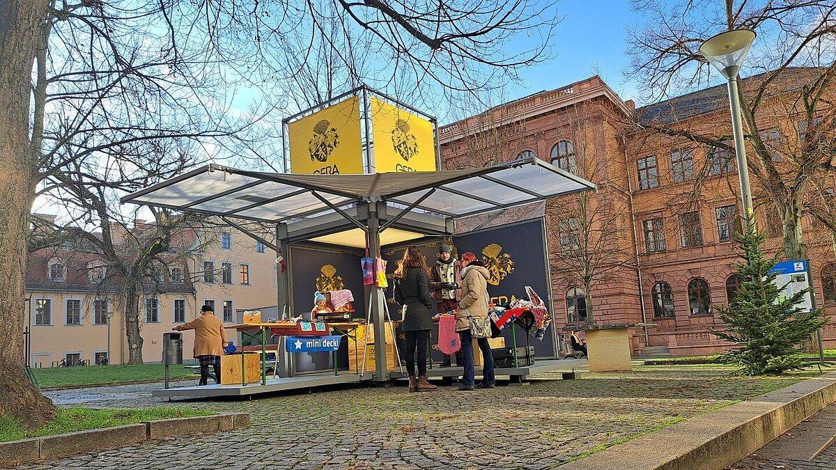 Eine Info-Box in Form eines aufgeklappten Würfels, in dem Menschen ihre Produkte vorstellen oder verkaufen können. © Stadt Gera
