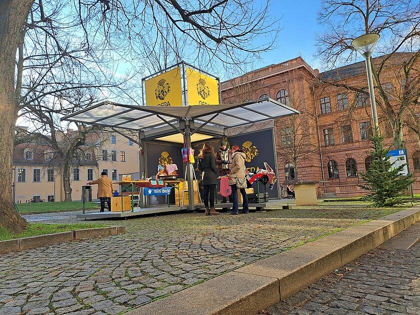 Eine Info-Box in Form eines aufgeklappten Würfels, in dem Menschen ihre Produkte vorstellen oder verkaufen können. © Stadt Gera
