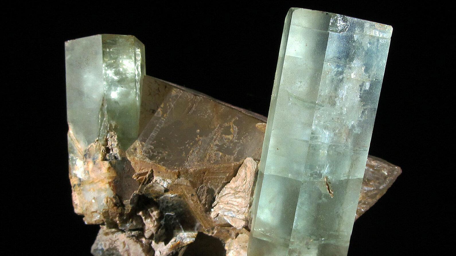 Hexanonal-säulige Beryll-Kristalle mit Quarz von Marambaia in Minas Gerais, Brasilien. © Stadt Gera / Museum für Naturkunde (Fotograf: Frank Hrouda)