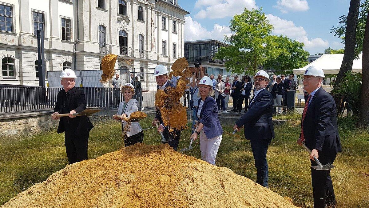 Oberbürgermeister Julian Vonarb setzt gemeinsam mit Ministerin Susanna Karawanskij und Minister Wolfgang Tiefensee feierlich den ersten Spatenstich für den Neubau der DHGE. © Stadt Gera