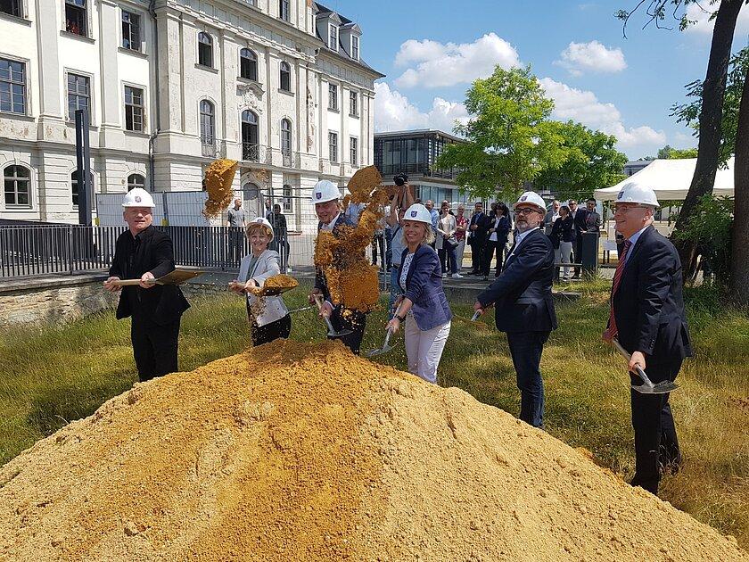 Oberbürgermeister Julian Vonarb setzt gemeinsam mit Ministerin Susanna Karawanskij und Minister Wolfgang Tiefensee feierlich den ersten Spatenstich für den Neubau der DHGE. © Stadt Gera
