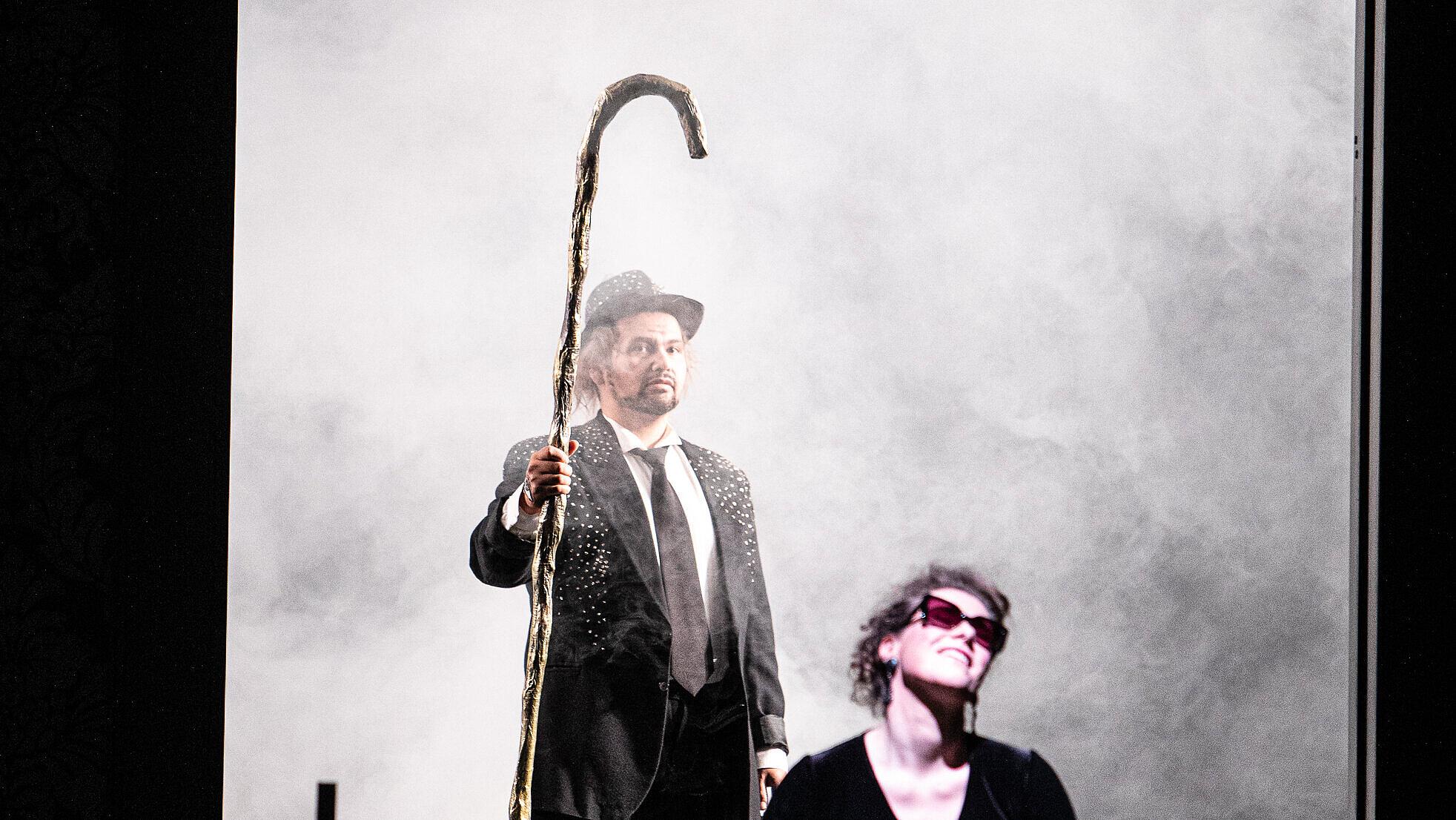 Zwei Schausteller während einer Vorstellung auf einer Bühne in schwarz-weiß. © Theater Altenburg