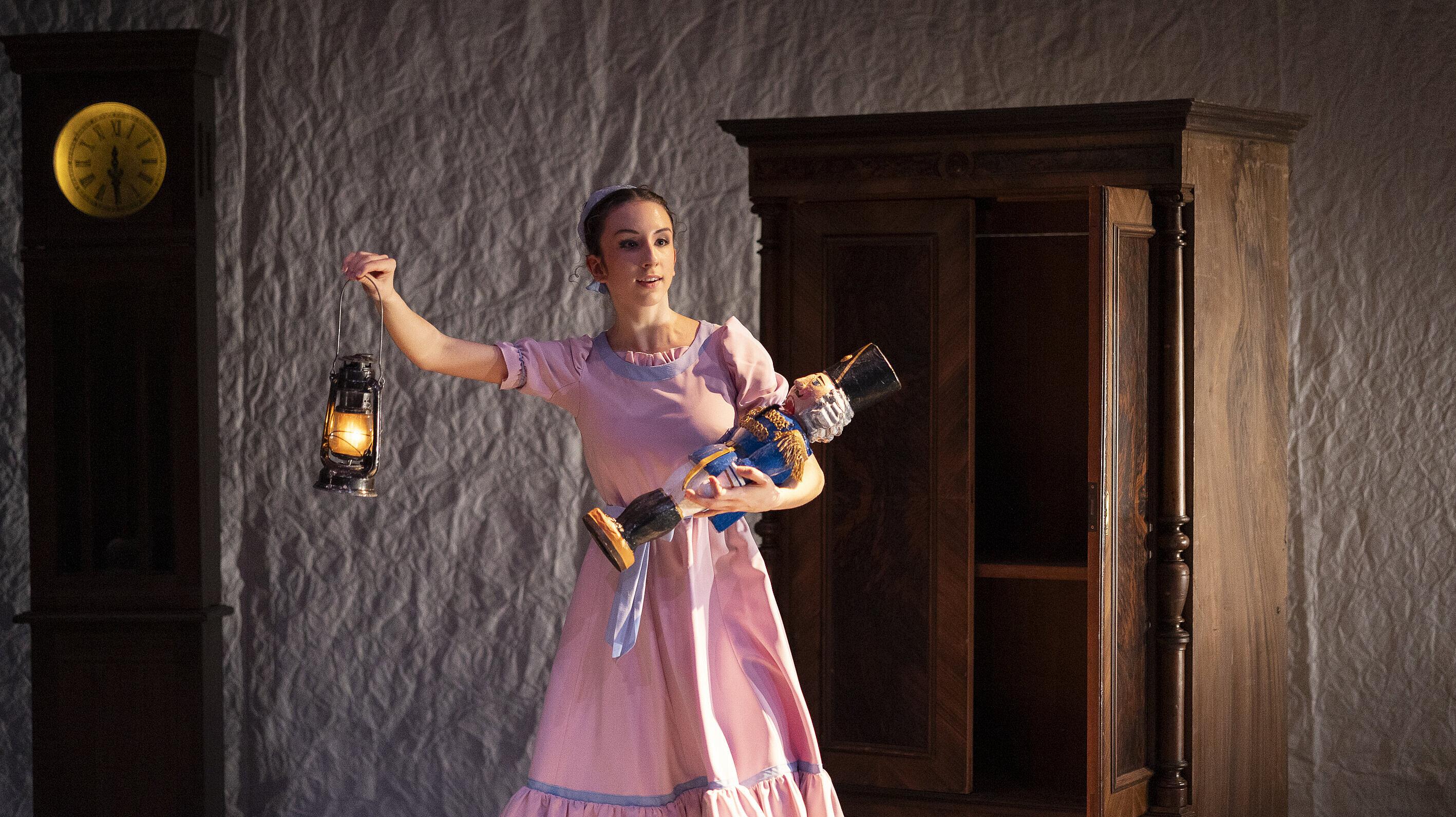 Werbebild „Der Nussknacker – Clara und die Kristallkugel“.