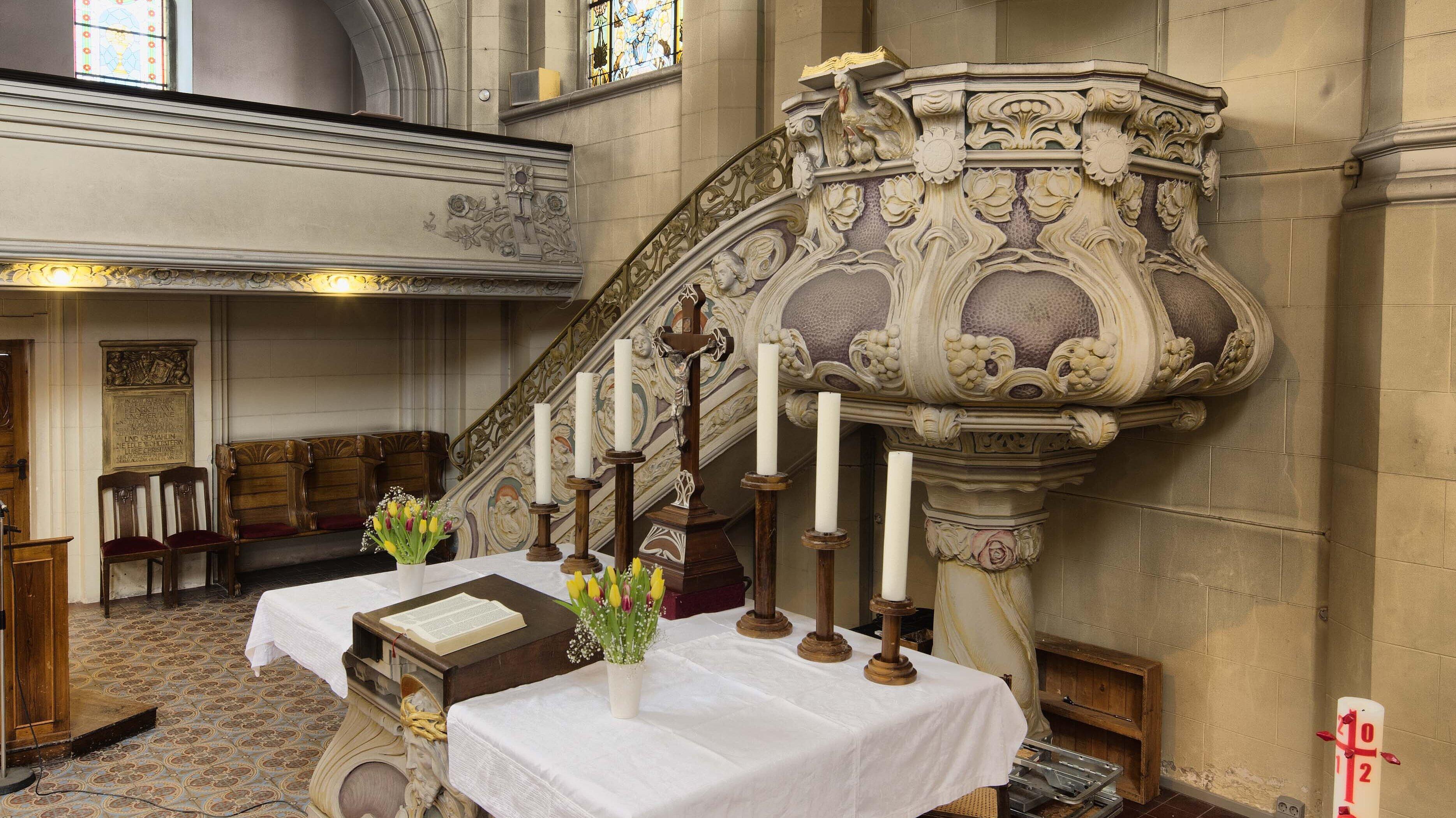 der Altar der Salvatorkirche .