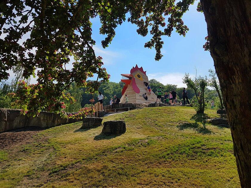 Die Kinder spielen und klettern auf dem neuen Huhn. © Stadt Gera