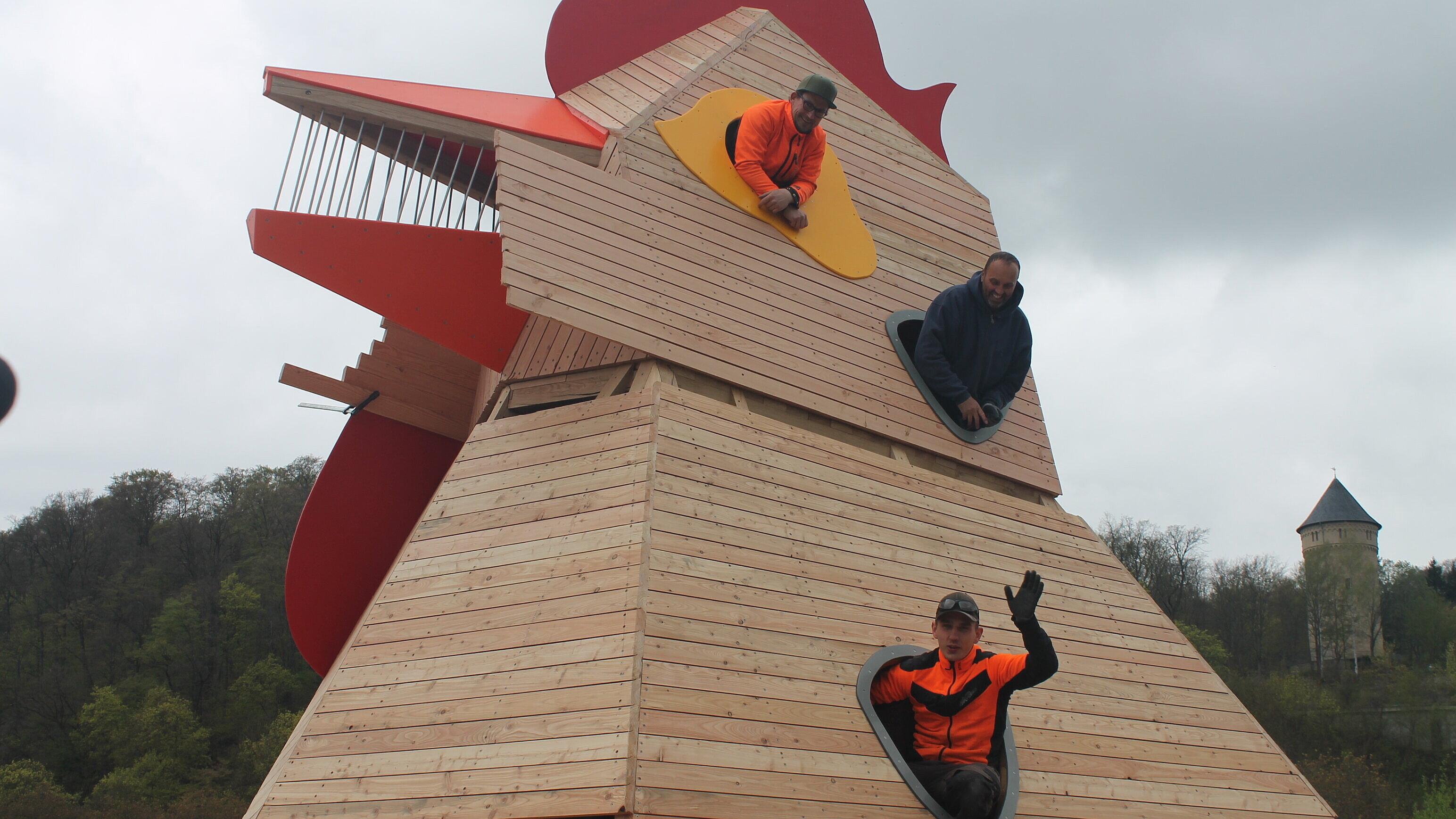 Das neue Huhn ist fertig zusammengebaut und wird von den Arbeitern ausprobiert. © Stadt Gera