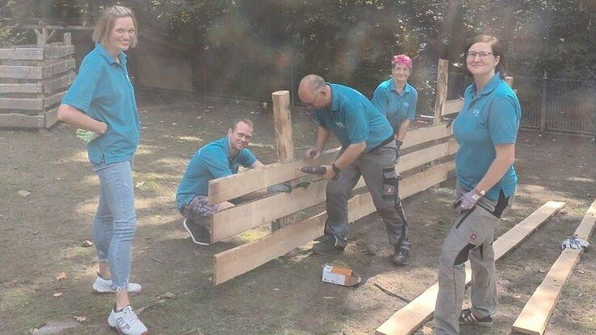 5 Leute beim Arbeiten mit Holz im Gehege. © Stadtverwaltung Gera