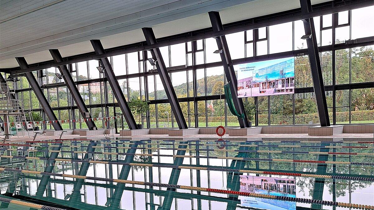 Im Hofwiesenbad hängt eine neue LED-Anzeigetafel. © Stadt Gera