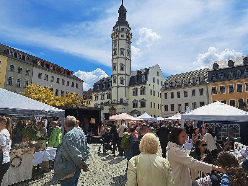 Viele Menschen zwischen einzelnen Ständen auf dem Marktplatz. © Stadt Gera