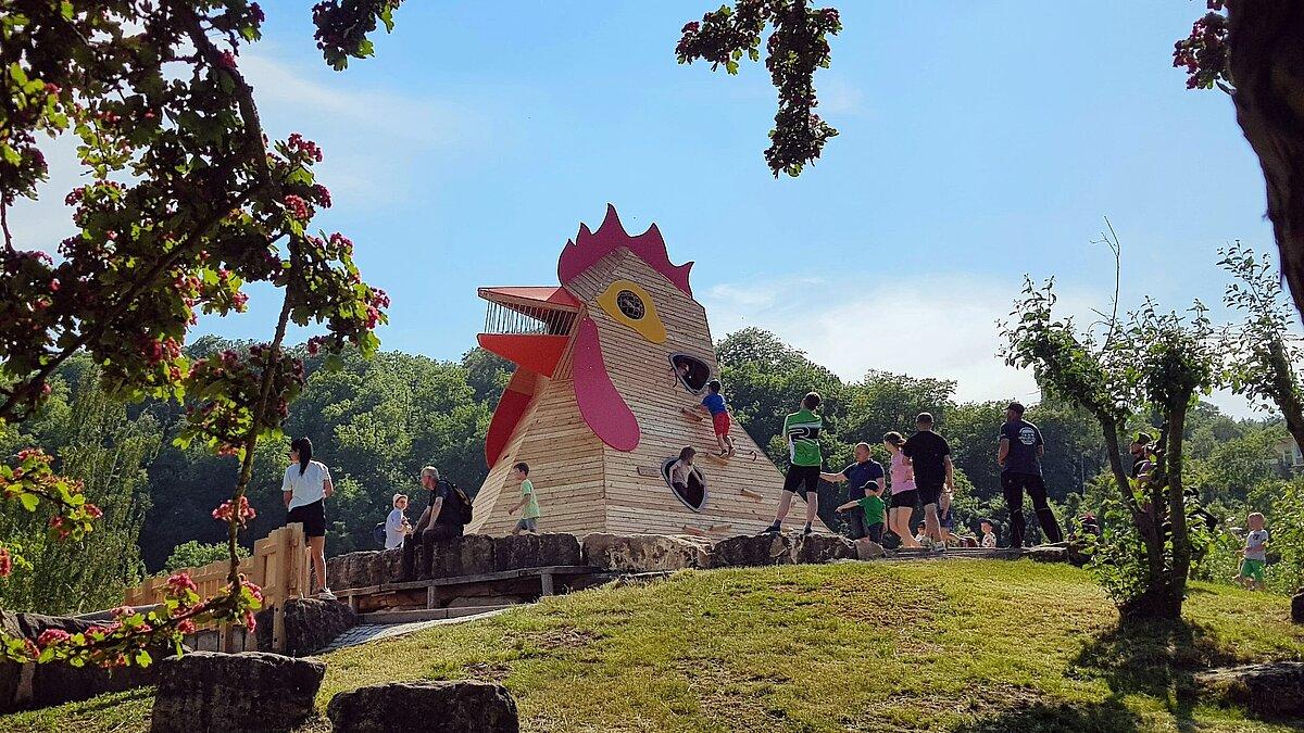 Die Kinder spielen und klettern auf dem neuen Huhn