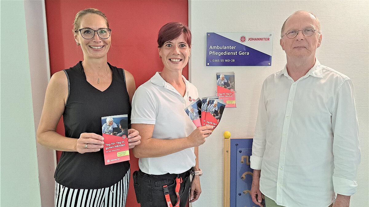 v.l.: Sozialdezernentin Sandra Wanzar gemeinsam mit Pflegeleiterin Sandra Wustrau und Regionalvorstand Uwe Werner. © Stadt Gera