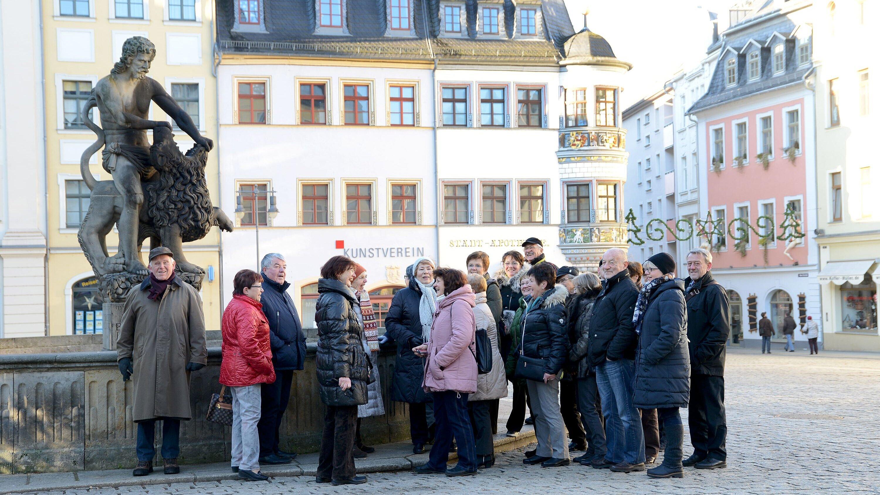 Symbolbild Stadtrundgang, Menschegruppe vor dem Simsonbrunnen. © Gera-Information