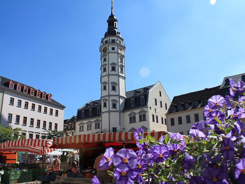 Marktplatz mit Obst- und Gemüseständen . © Stadt Gera