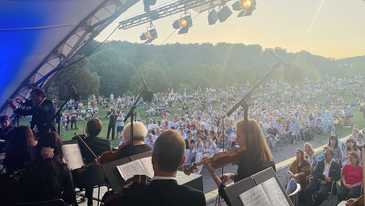 Zuschauer in der Sparkassenbühne lauschen einem Konzert.