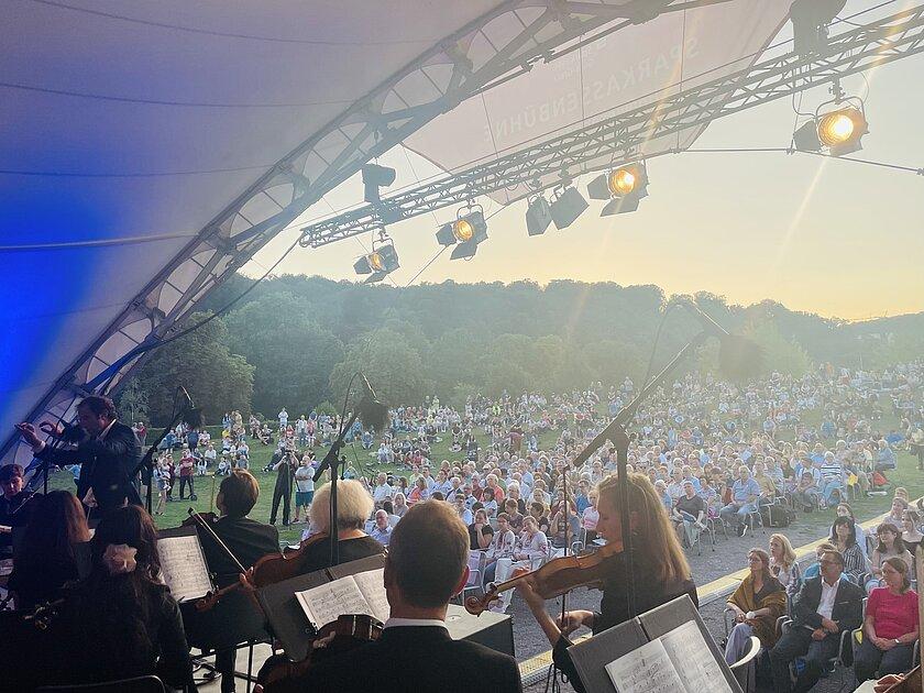 Zuschauer in der Sparkassenbühne lauschen einem Konzert.
