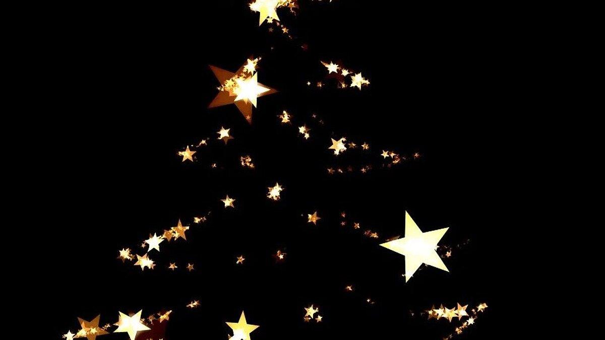 ein dunkler Tannenbaum mit heller Dekoration. © Pixabay