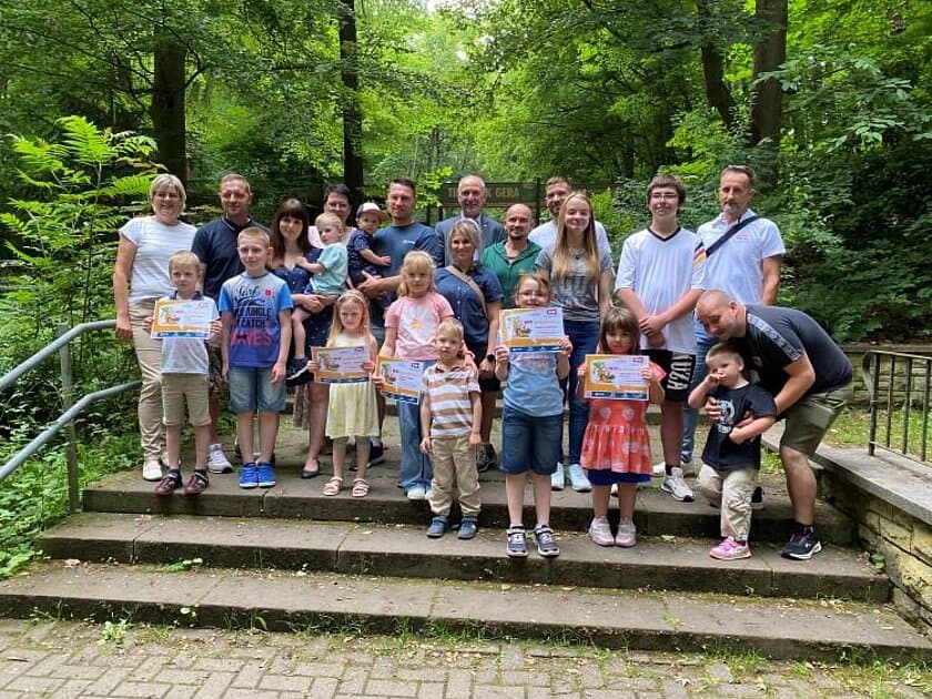 Kinder und Erwachsene stehen vor dem Eingang zum Tierpark im Martinsgrund. © Stadtverwaltung Gera