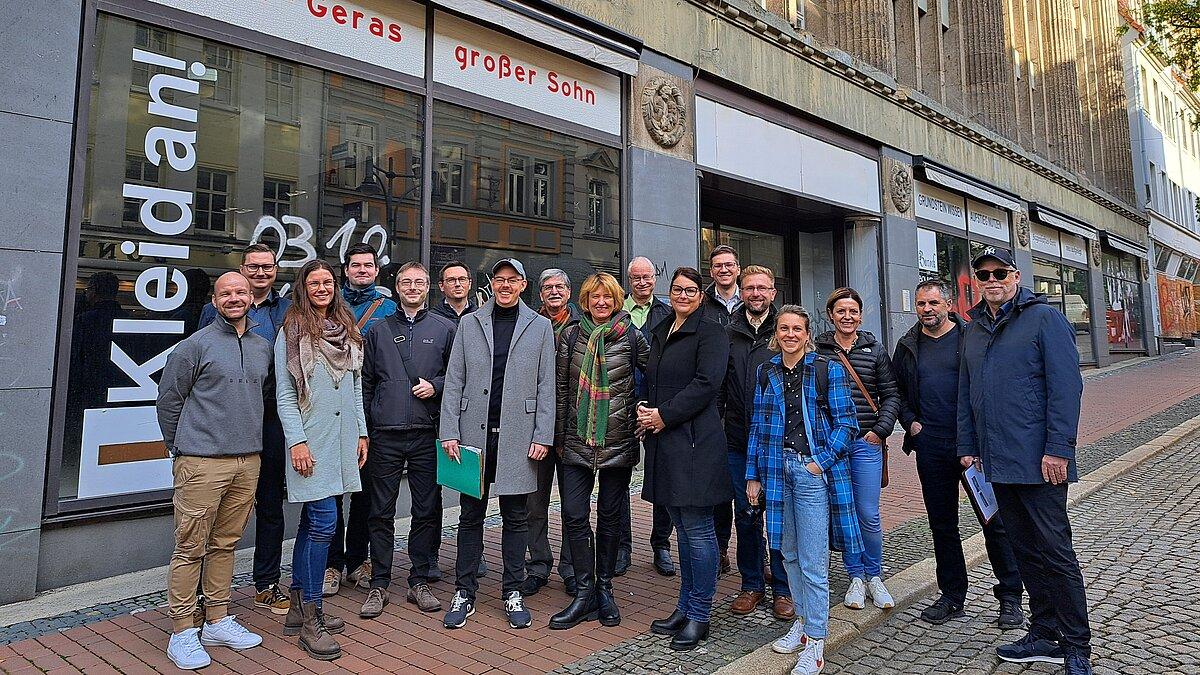 Ein Gruppenfoto vor einem Gebäude.