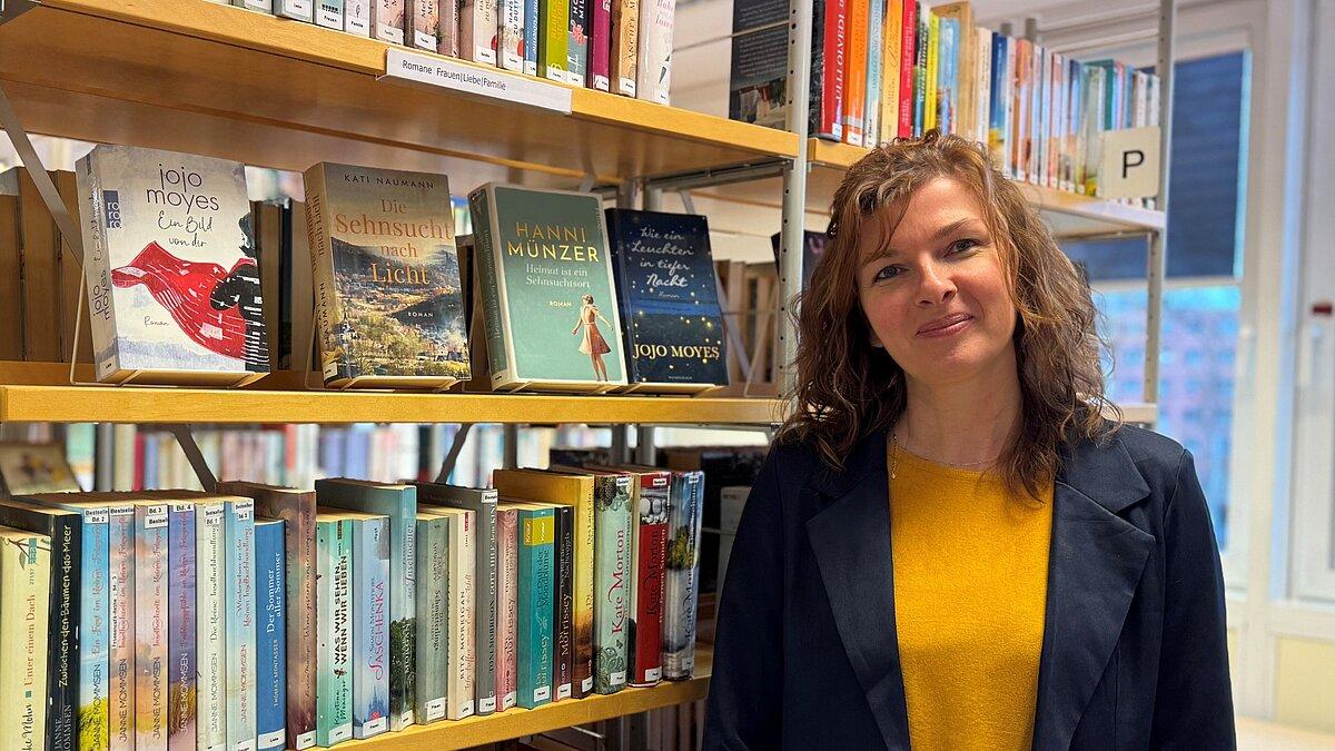 Christina Martens steht vor einem Bücherregal . © Stadt Gera