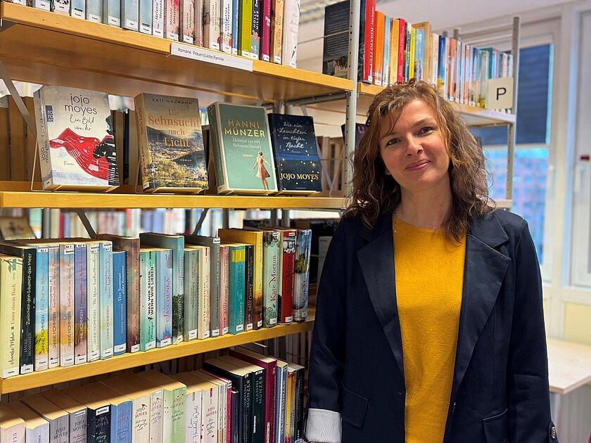 Christina Martens steht vor einem Bücherregal . © Stadt Gera