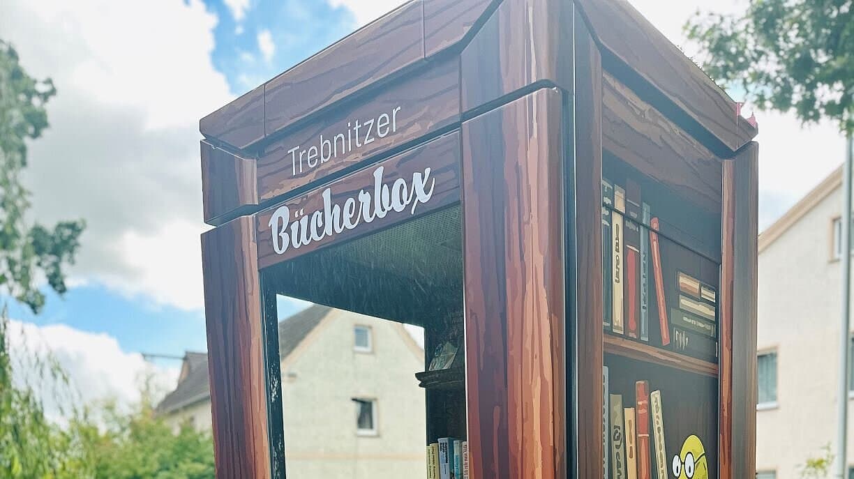 Telefonzelle mit Büchern, braun beklebt mit Bücherwurm. © Stadt Gera