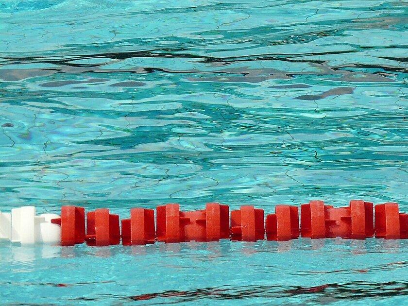 Ein Mann schwimmt in einem Freibad. © Pixabay