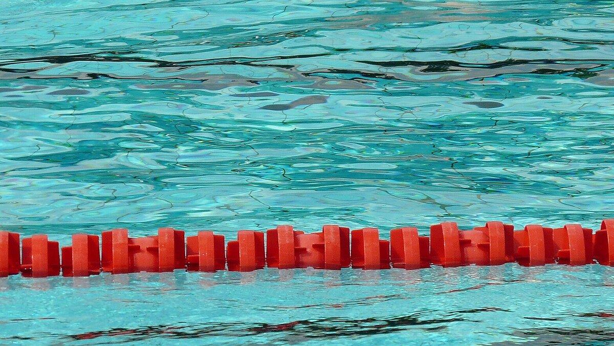 Ein Mann schwimmt in einem Freibad. © Pixabay