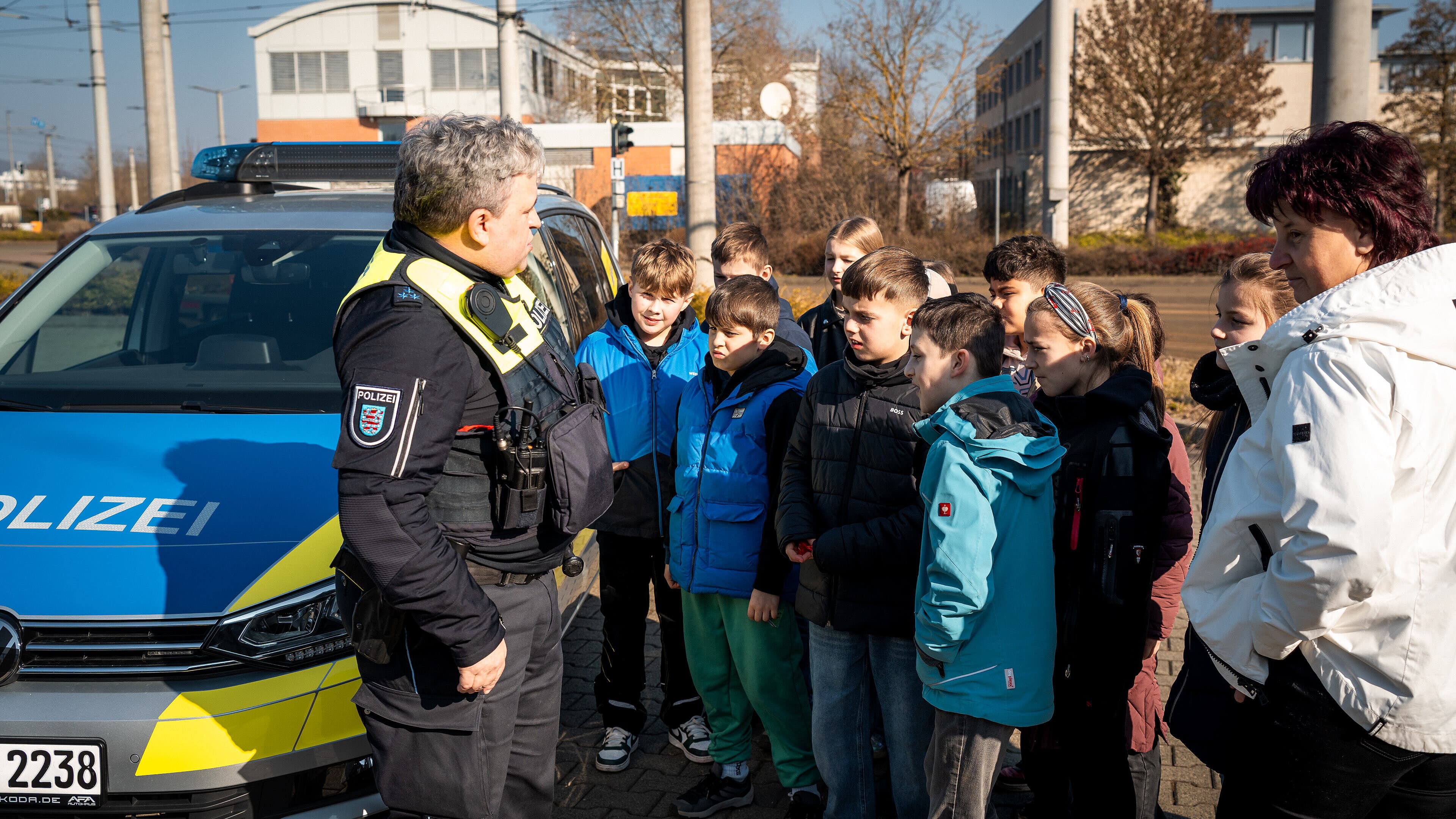 Schülerinnen und Schüler der Bergschule Gera mit Schulleiterin Frau Ponzelt und einem Polizeibeamten bei einer Aktion im Rahmen der SafePoint-Veranstaltung der GVB.. © GVB