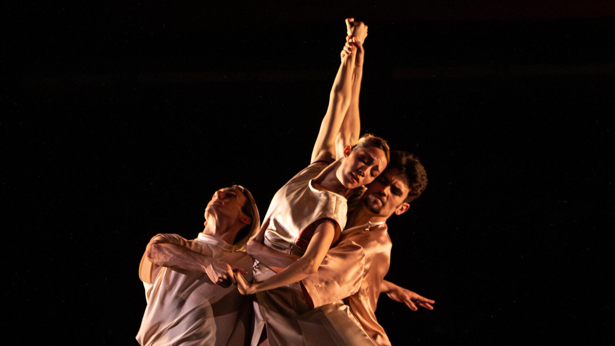 Eine Gruppe tanzender Schauspieler in weißen Gewändern während einer Vorstellung. © Theater Gera Altenburg