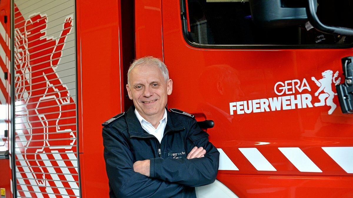 Wolfgang Hartick, langjähriger Chef der Leitstelle der Feuerwehr, vor einem Fahrzeug der Feuerwehr. © Amt für Brand- und Katastrophenschutz