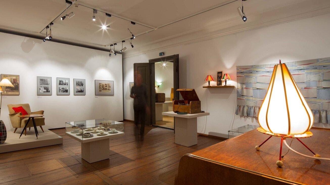 Blick in die Ausstellung "Tütenlampe, Petticoat und Nierentisch - Zum Alltagsdesign der 1950er und 1960er Jahre". © Steffen Weiß