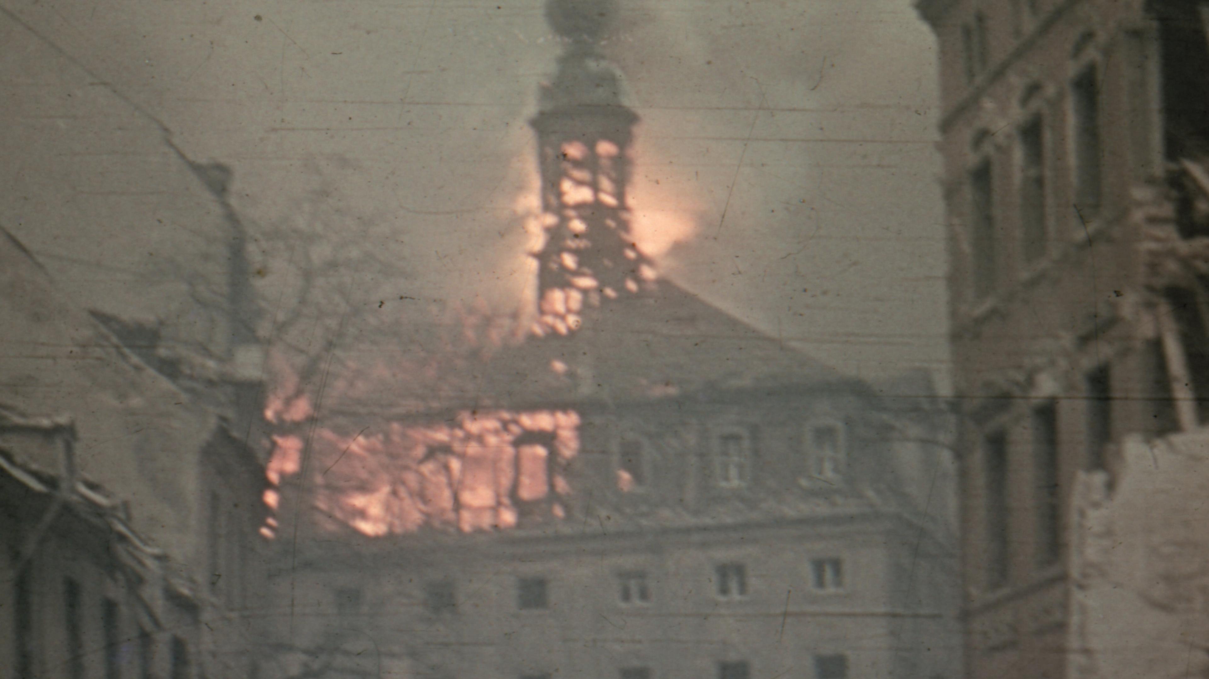 Das brennende Stadtmuseum, 6. April 1945, Fotograf: Erhardt Ostertag. © Erhardt Ostertag