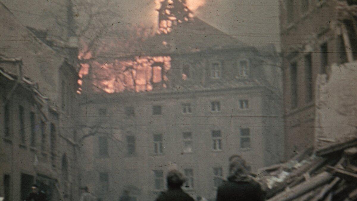 Das brennende Stadtmuseum, 6. April 1945, Fotograf: Erhardt Ostertag. © Erhardt Ostertag
