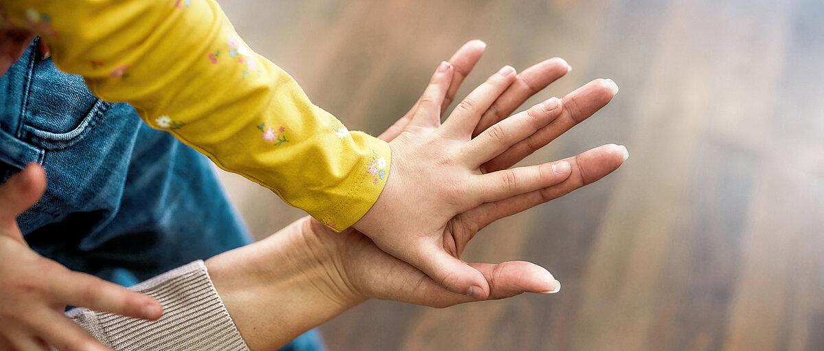 Hände von einem Kind und einem Erwachsenen. © stock.adobe.com