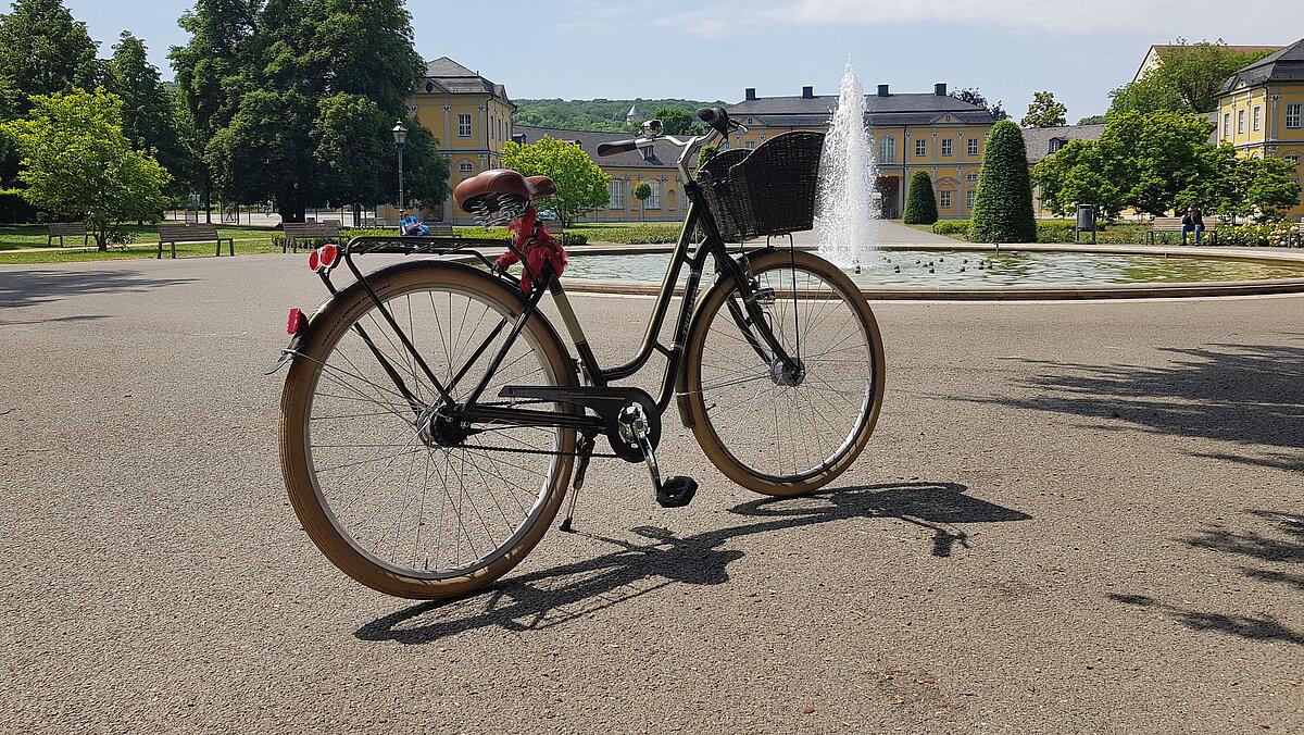 Ein Fahrrad vor dem Brunnen der Orangerie. © Stadt Gera