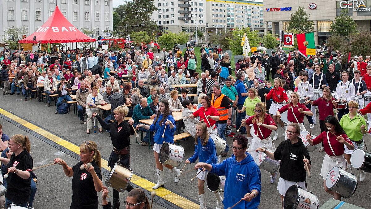Zahlreiche Besucher kommen jedes Jahr zum traditionellen Höhlerfest und genießen den historischen Umzug.