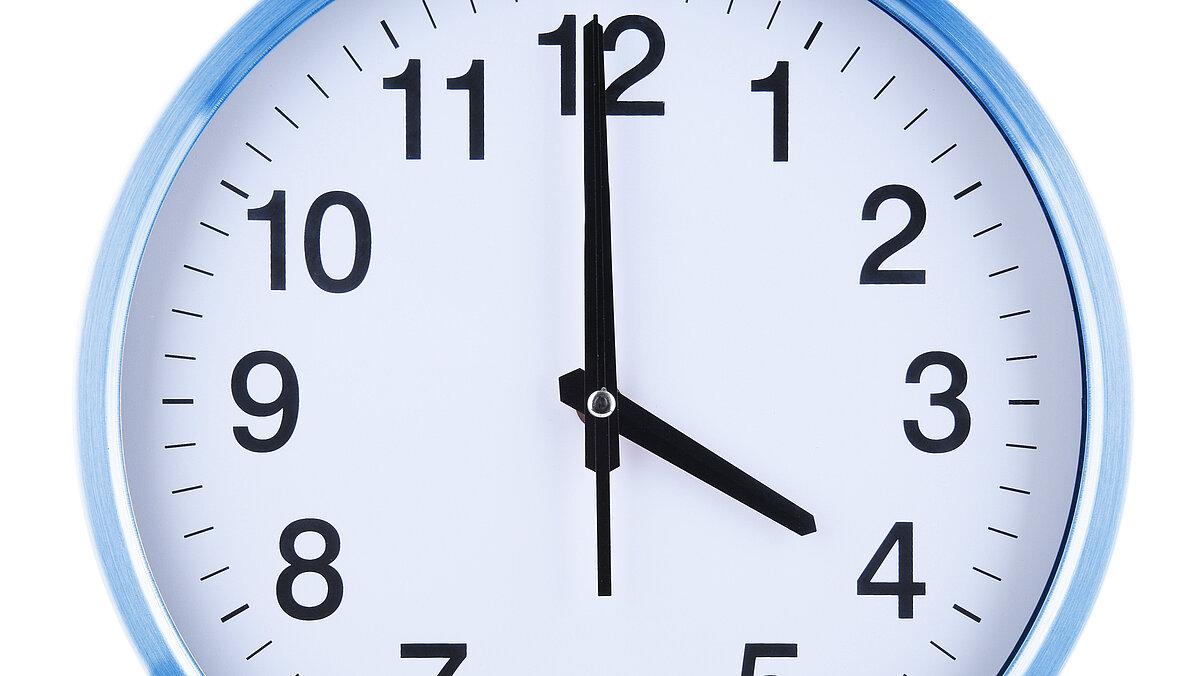 eine Uhr. © monticellllo - stock.adobe.com